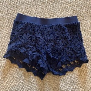 Lilly Pulitzer lace navy shorts size small